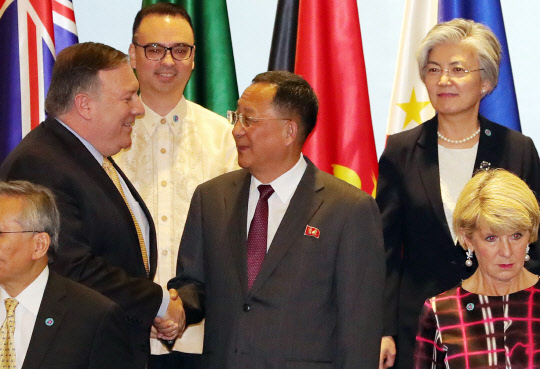 마이크 폼페이오 미국 국무장관이 4일 싱가포르 엑스포 컨벤션센터에서 열린 아세안지역안보포럼(ARF) 포토세션에서 리용호 북한 외무상에게 먼저 다가가 악수를 청하고 있다. 오른쪽 위는 강경화 외교부 장관.  연합뉴스